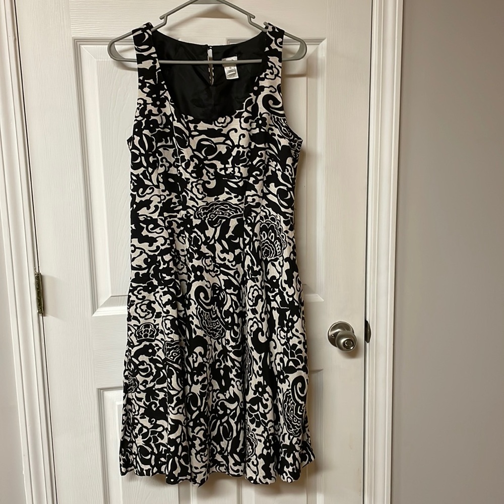 Cache black and white patterned dress. Knee length, 100% silk lining.